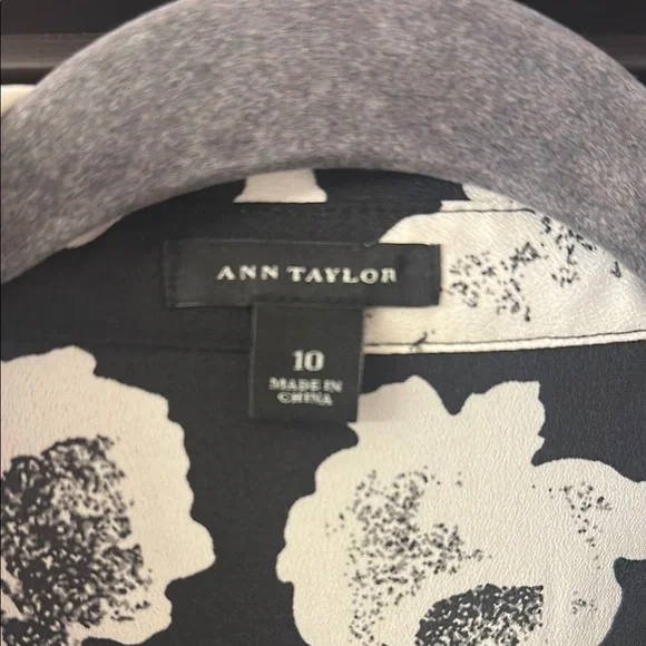 Ann Taylor shorts romper. Floral Black and cream - Picture 2 of 4